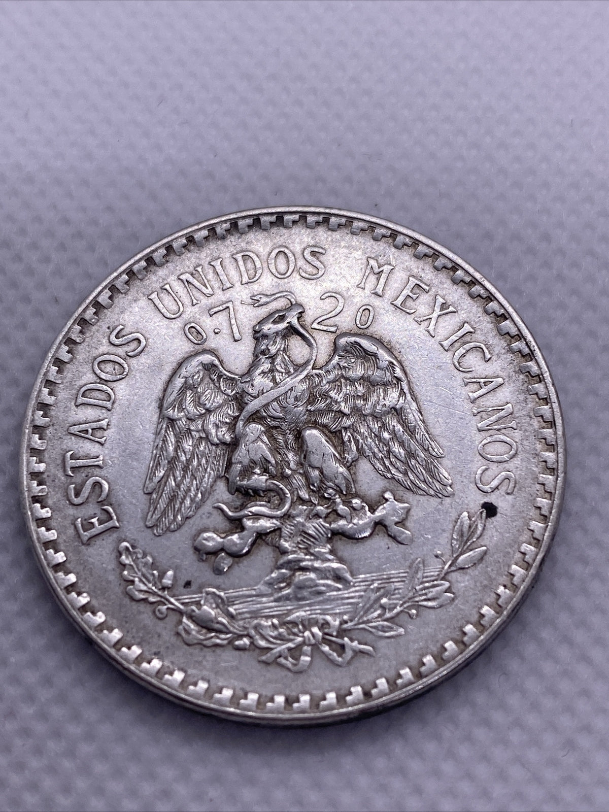 1933 MEXICO UN PESO CAP & RAYS SILVER COIN
