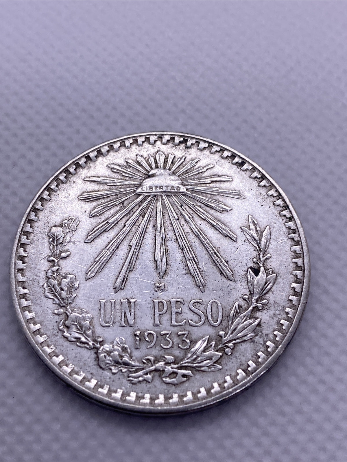 1933 MEXICO UN PESO CAP & RAYS SILVER COIN