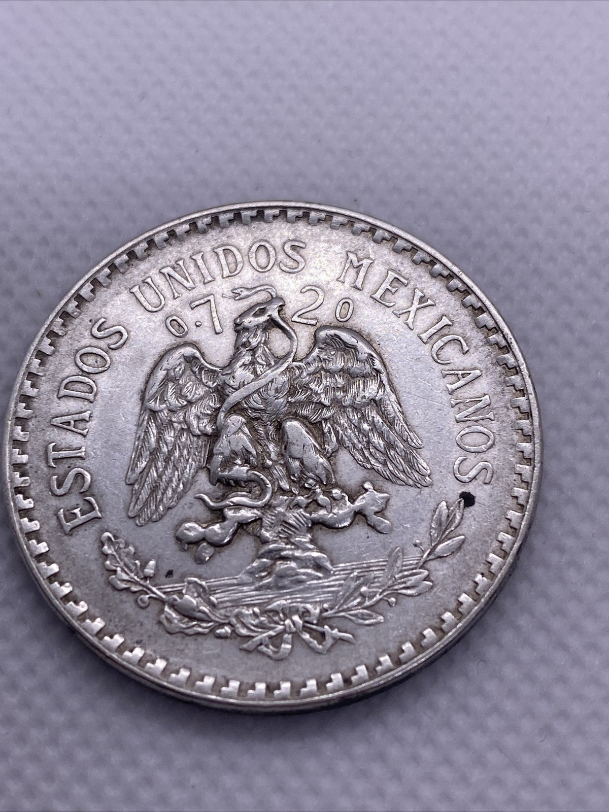 1933 MEXICO UN PESO CAP & RAYS SILVER COIN