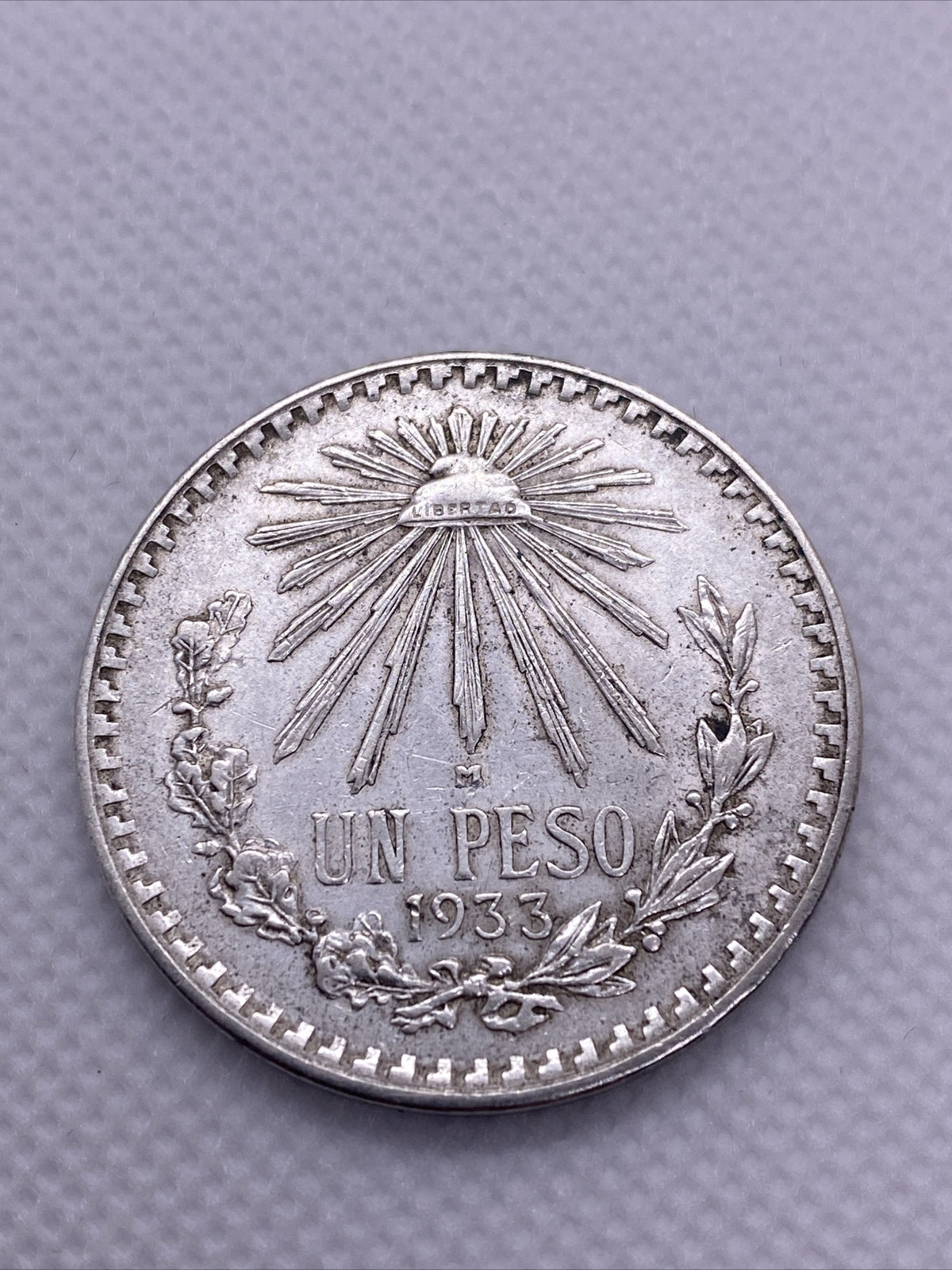1933 MEXICO UN PESO CAP & RAYS SILVER COIN