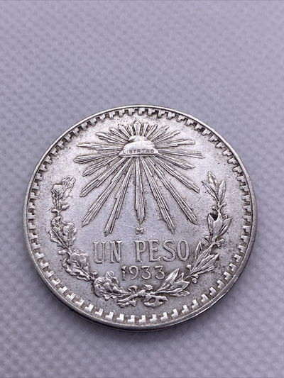 1933 MEXICO UN PESO CAP & RAYS SILVER COIN