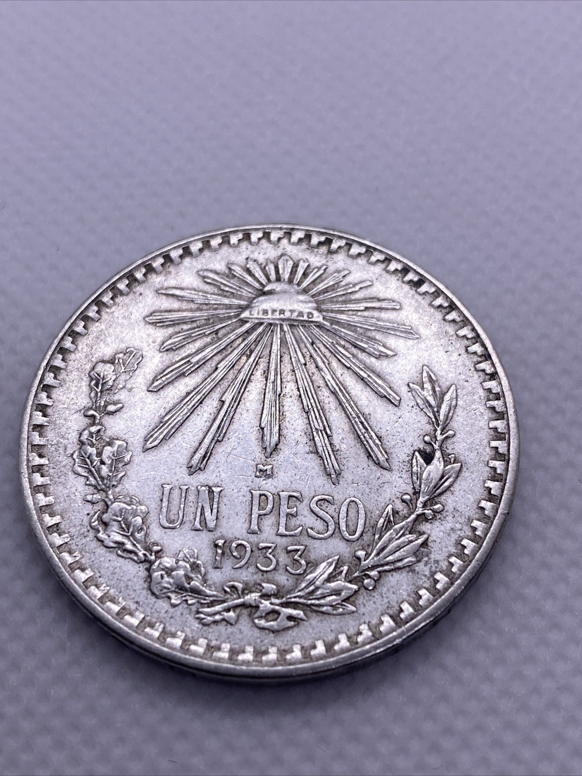 1933 MEXICO UN PESO CAP & RAYS SILVER COIN